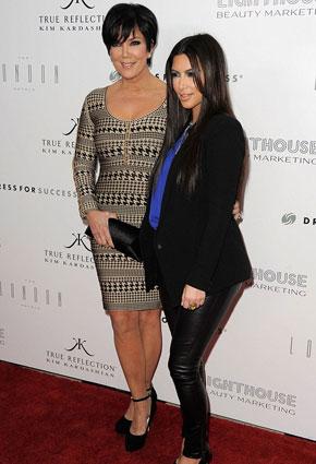 كيم ترمى ببودرة بيضاء ... على السجادة الحمراء